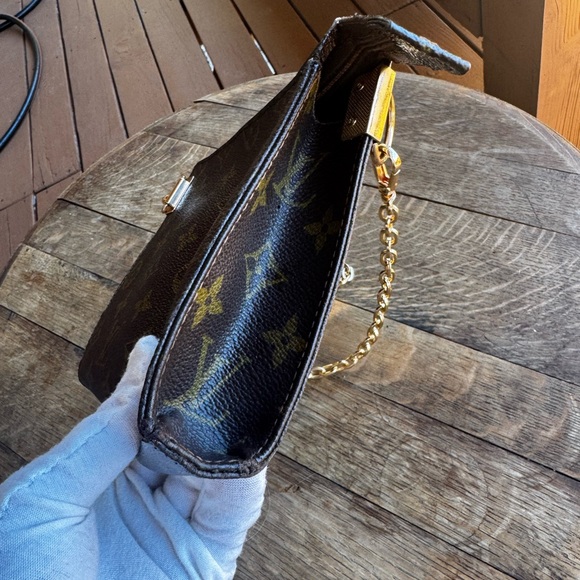 Louis Vuitton Monogram
Poche Toilette
Cosmetics Pouch converted 7 1/2 x 6 - Picture 8 of 17